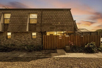 Building Photo - 7512 Courtyard Run E