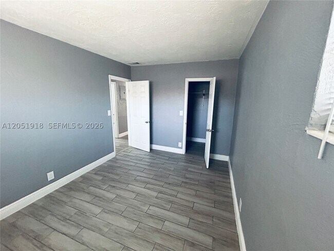 Building Photo - 3070-3072 NW 12th Ct