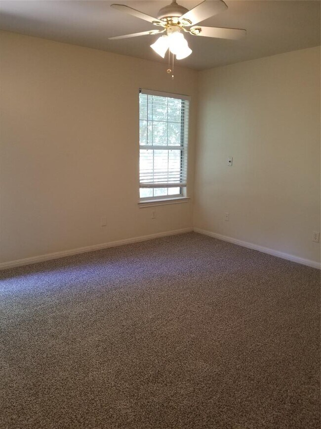 Building Photo - 2928 Thrushwood Dr