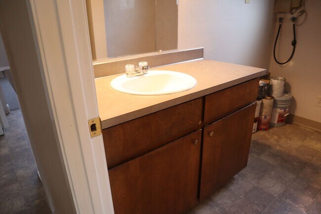 Building Photo - Cozy Single-Family Home for Lease in Brush...