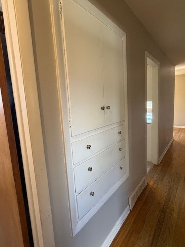 Building Photo - House For Lease