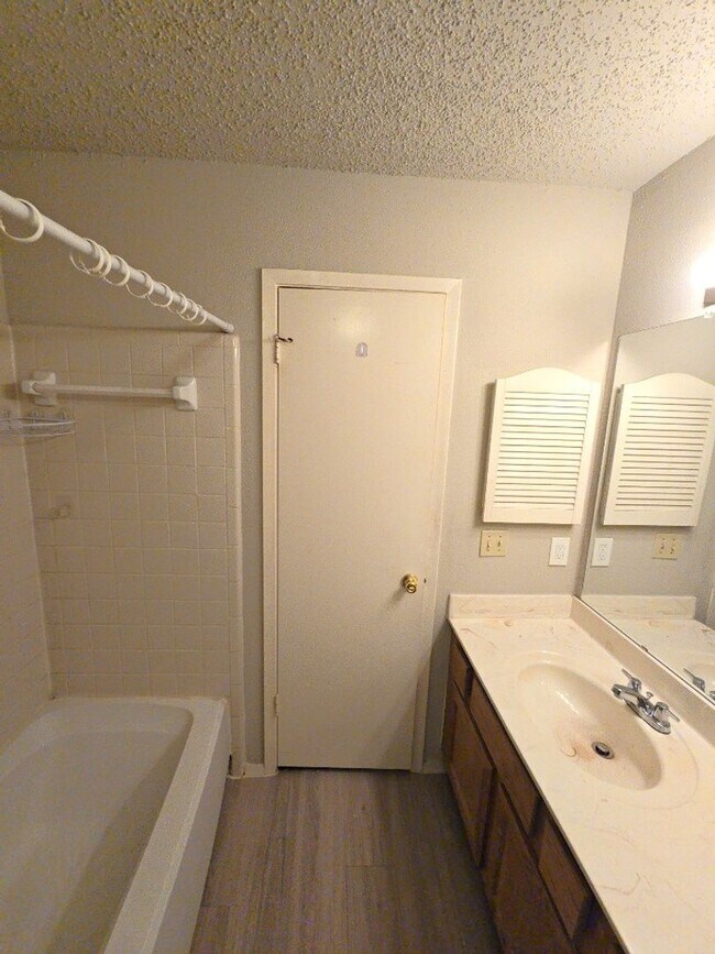 Building Photo - 15625 Weldon Dr
