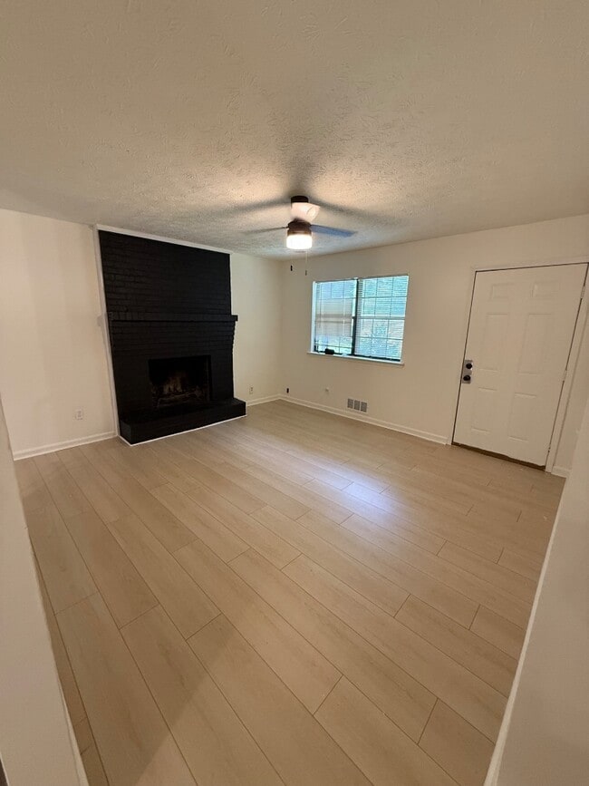 Building Photo - 619 Lakeridge Dr SE