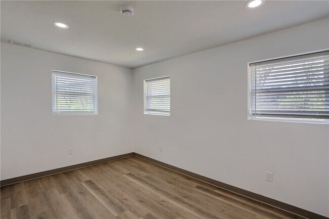 Building Photo - 153 Kathleen Dr