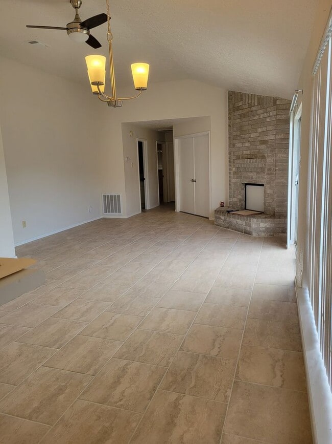 Building Photo - One story, 3 bedroom duplex available!
