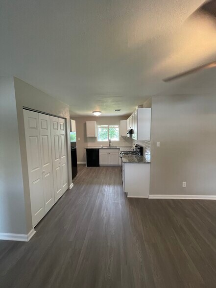 Building Photo - 9505 Sierra Dr