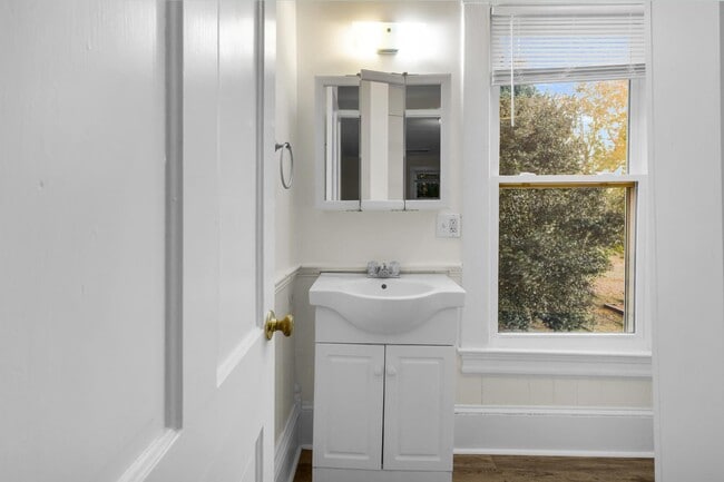 Building Photo - 1110 N Pasteur St