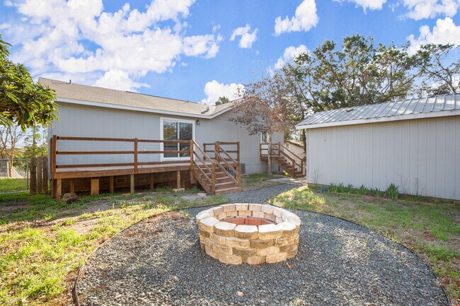 Building Photo - 402 Twin Elm Dr