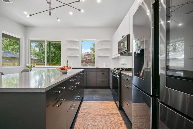 Building Photo - Premium Central Austin New Construction