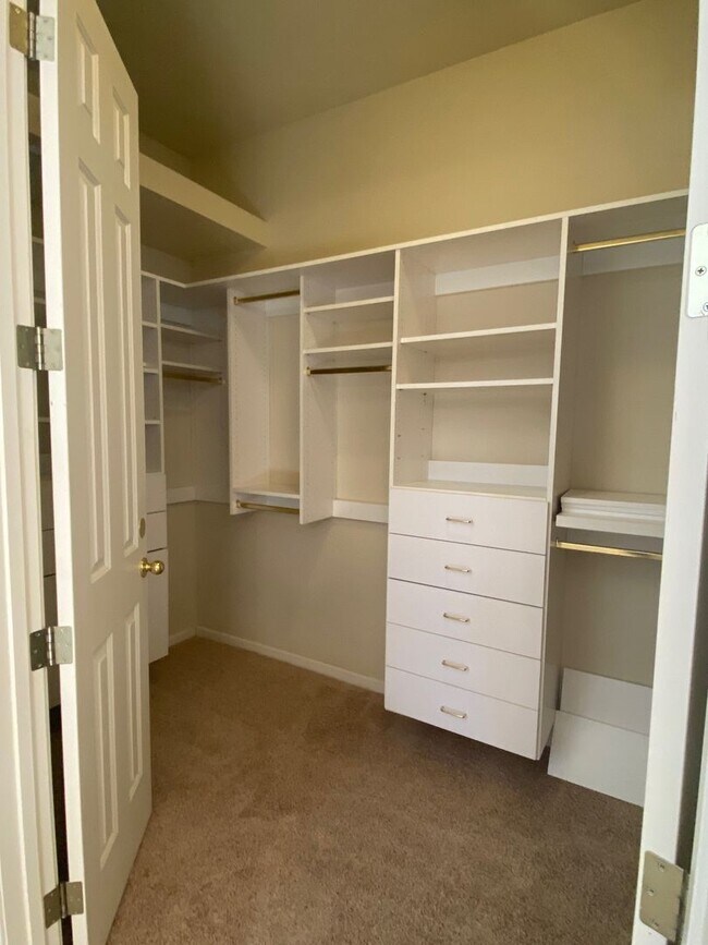 Building Photo - 9780 Shadowstone Ct