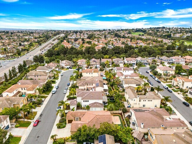 Building Photo - Beautiful & Spacious Single Level Eastlake...