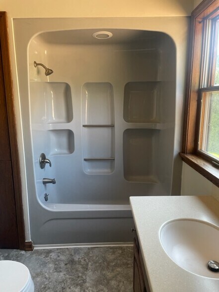 Full Bath - 4806 W Ridge Rd