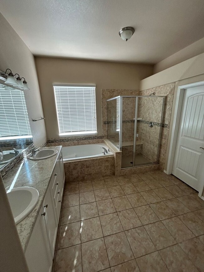 Building Photo - Absolutely Gorgeous 5-Bed 4-Bath with 3-car Garage Home!