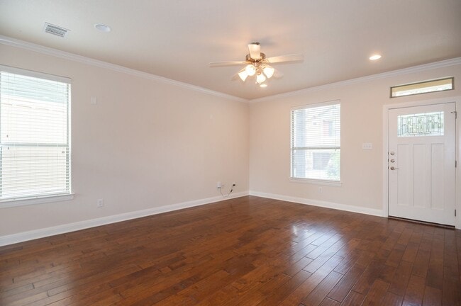 Building Photo - Spacious, Two Story, South Austin Condo!