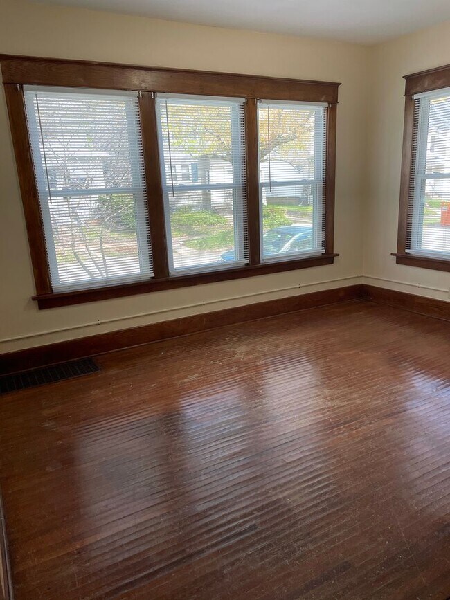 Building Photo - 917-919 W 7th St