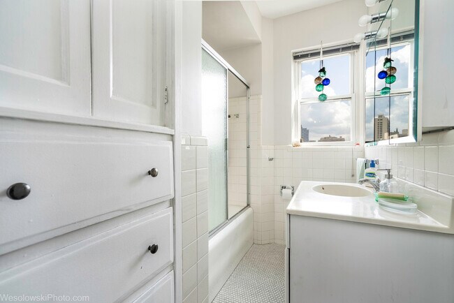 Building Photo - 5000 S Cornell Ave