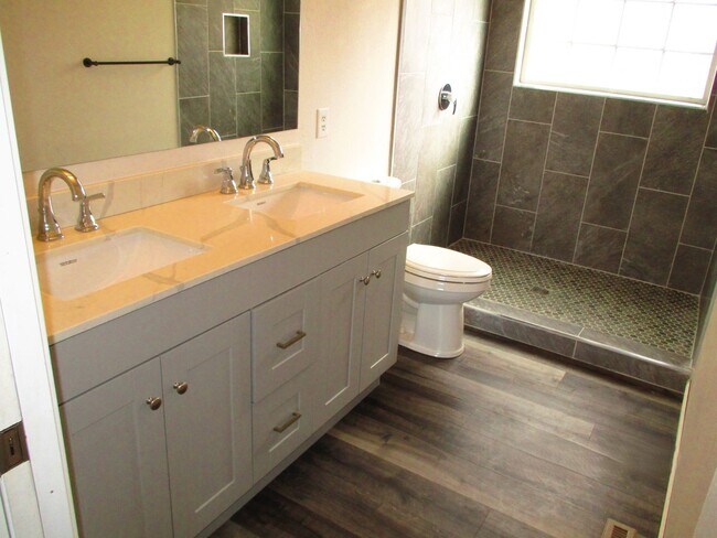 Building Photo - Becker-330/332