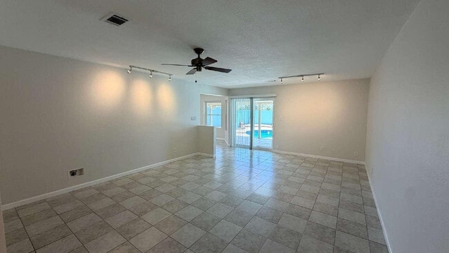 Building Photo - 3827 E Larkspur Dr