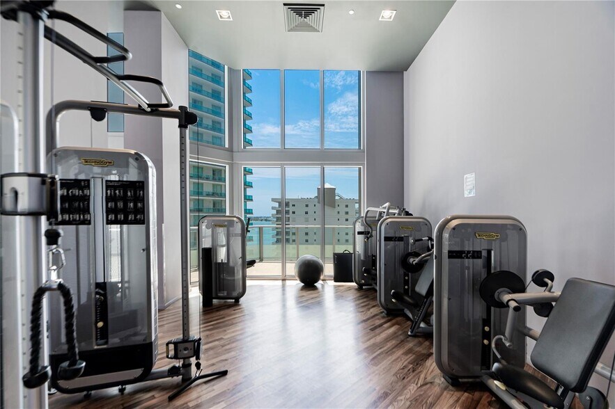 Building Photo - 1300 Brickell Bay Dr