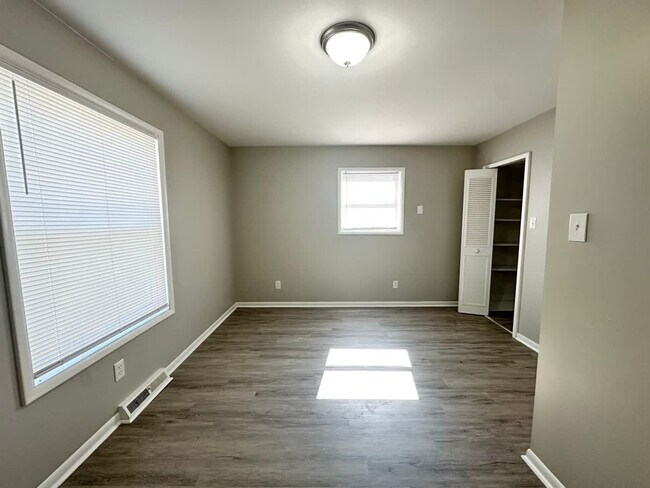 Building Photo - 2339 Harrodsburg Rd