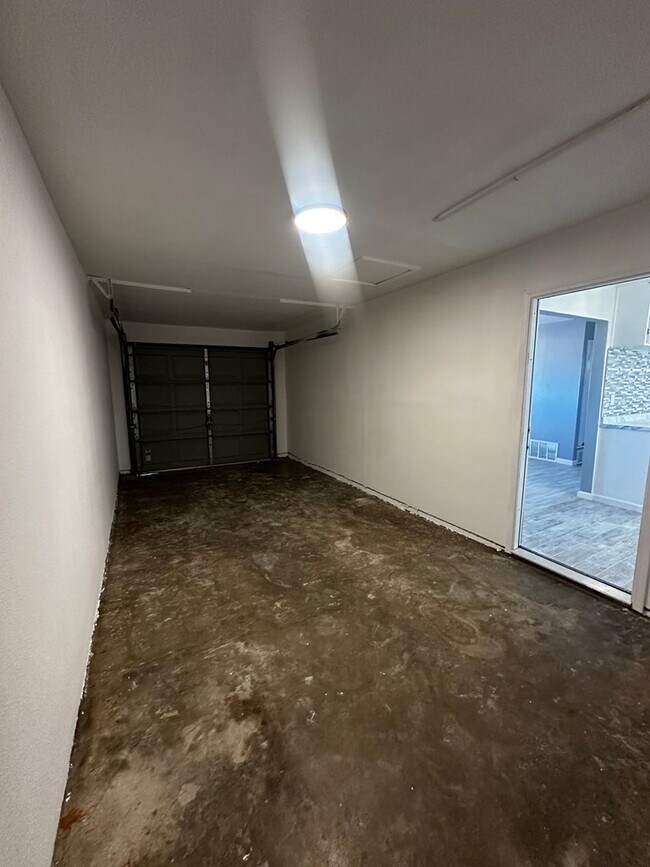 Building Photo - 2206 Lyndale Dr