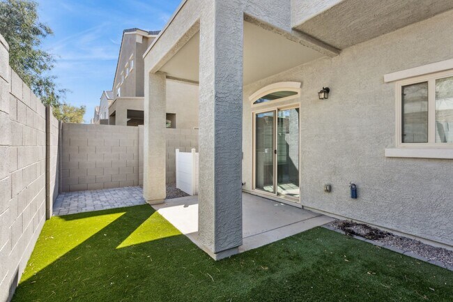 Building Photo - Gorgeous Condo