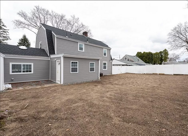 Building Photo - 3 Bed Home with a Yard and Garage! Availab...