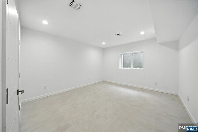 Building Photo - 44 Floral Terrace