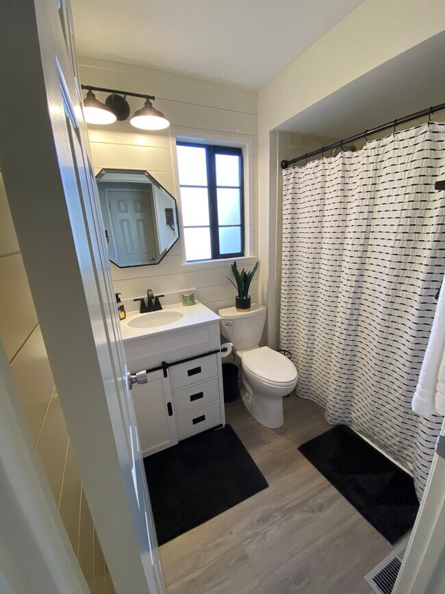 Building Photo - 433 Hazelnut Dr