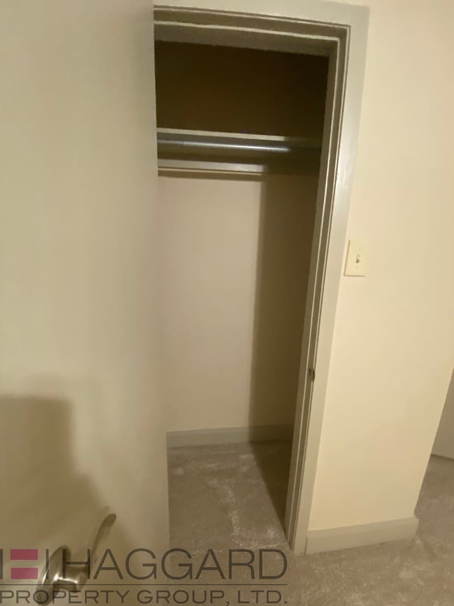 Building Photo - Renovated half duplex-2 bed, 1 bath, 1 story