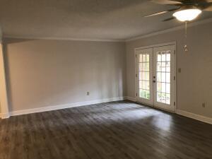 Building Photo - 200 Heatherwood Park Way