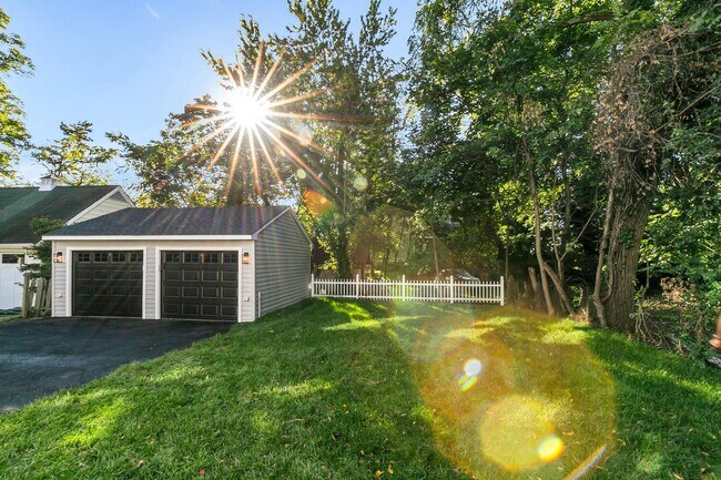 Building Photo - 516 River Rd