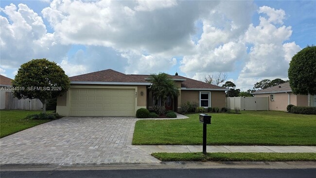 Building Photo - 547 High Hawk Cir