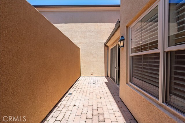 Building Photo - 75 Emerald Clover