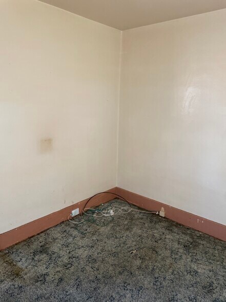 Building Photo - 228 Whitelaw Ave