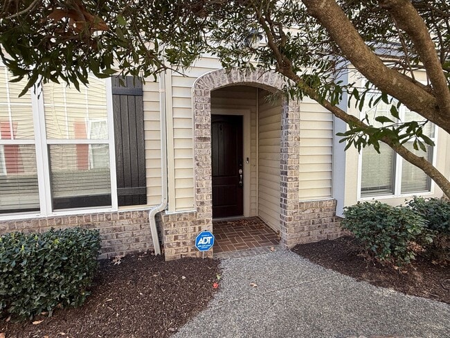 Building Photo - 2BR & 2BA Condo in Central Location w/Garage-Available 06/22/26