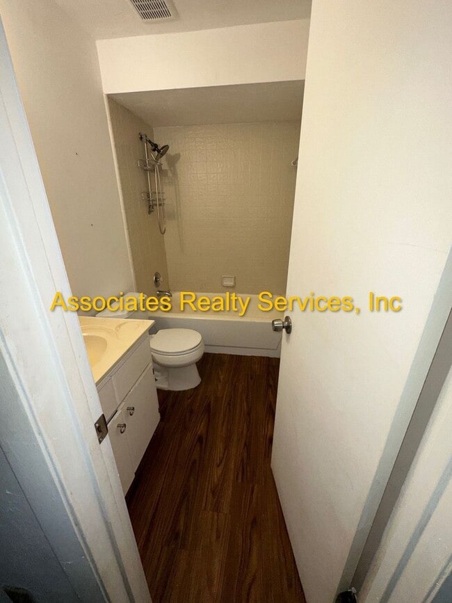 Building Photo - Charming 2 Bedroom, 2 Bath Home Near Veteran’s Park – A Must See!