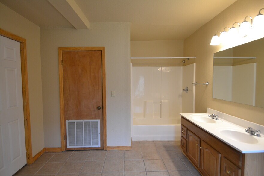 Building Photo - 1203 S Osteopathy Ave