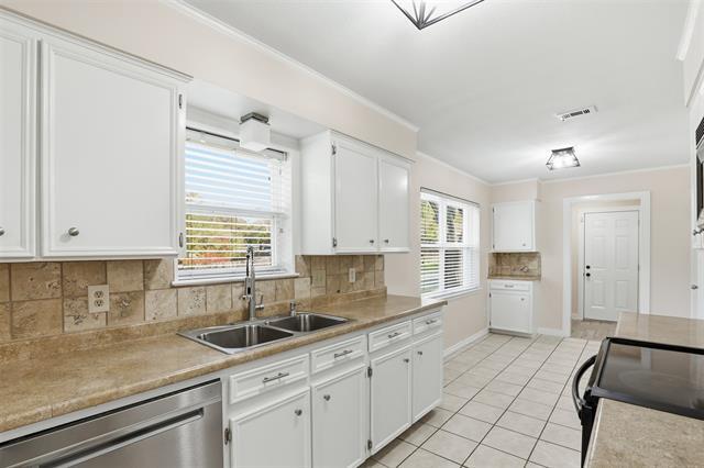 Building Photo - 1901 Wellington Dr