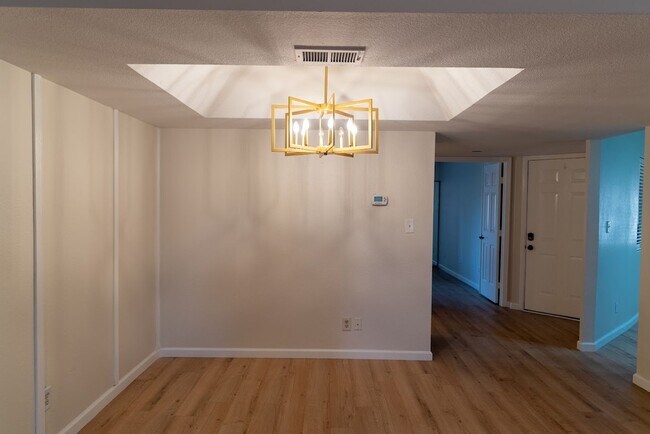 Building Photo - 2-bedroom condo is now available in Scotts...