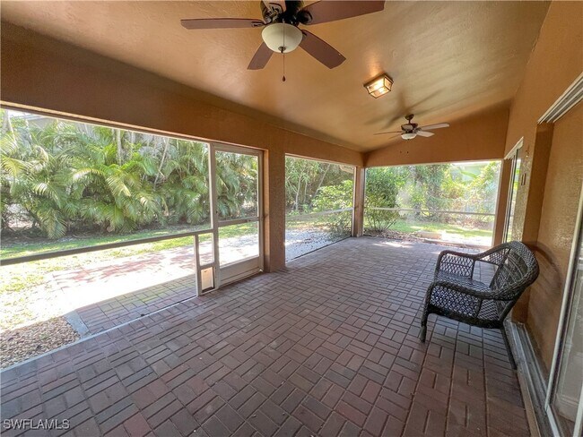 Building Photo - 9511 Cypress Dr N