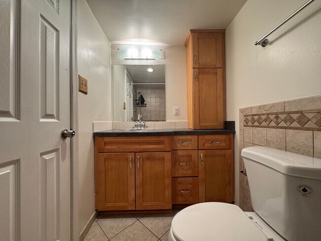 Building Photo - Spacious 1 Bed 1 Bath Condo With Balcony In Mayflower Square