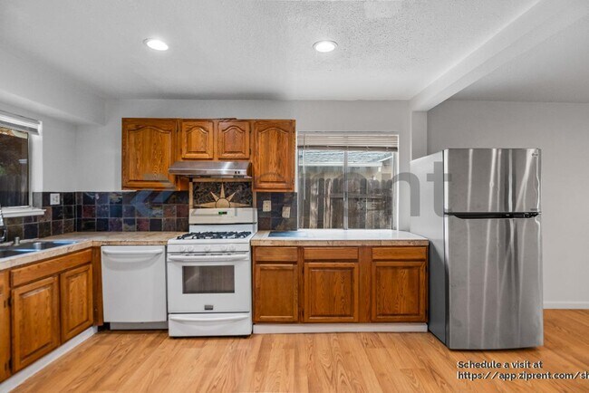 Building Photo - 909 N Estates Dr