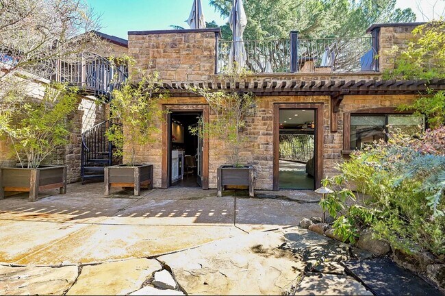 Building Photo - 6 Bed 4 Bath In Alamo