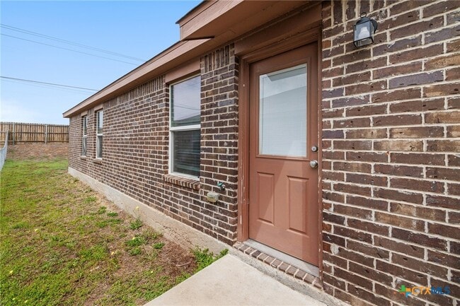 Building Photo - 903 Lasso Dr