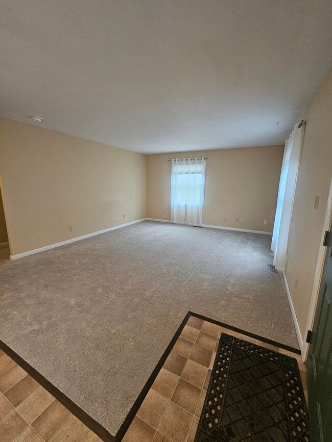 Building Photo - 3 Bedroom House Available July 15, 2026