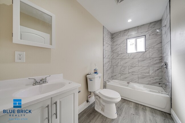 Building Photo - 2724-2724 Lanfranco St