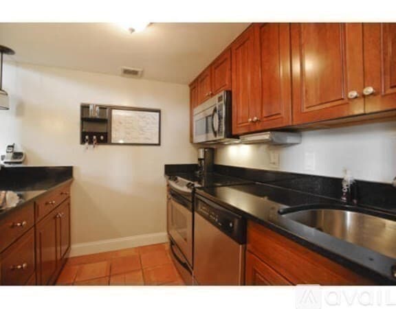 Building Photo - 68 Baldwin St