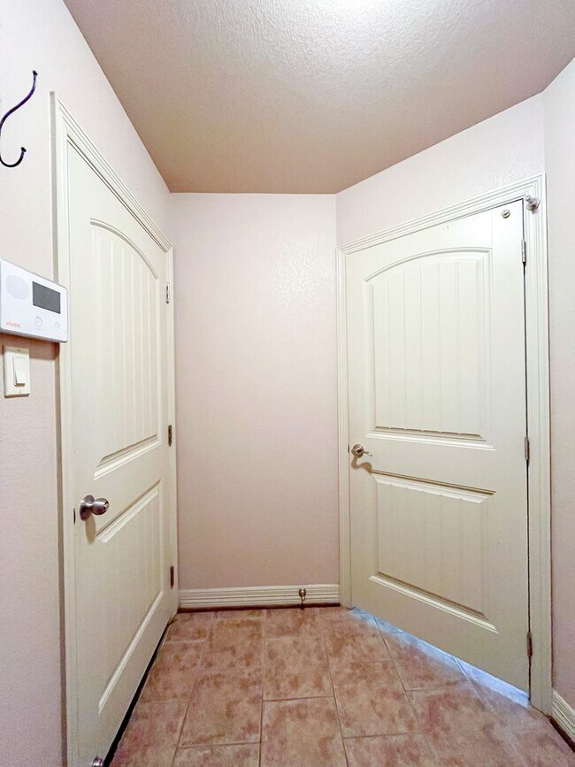 Building Photo - Available NOW This charming 1 story, 3 bedroom, 2 bath house could be your next home! Beautiful c...