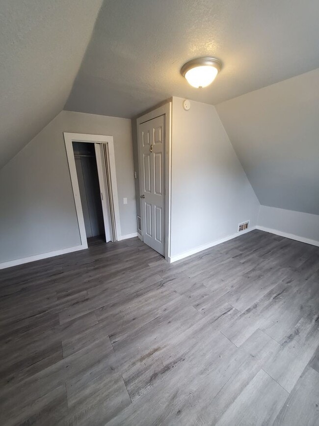 Building Photo - 2 bedroom / 1 bath 1.5 story home in Rock ...